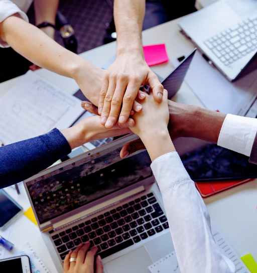 手を重ねあって団結する若者たち