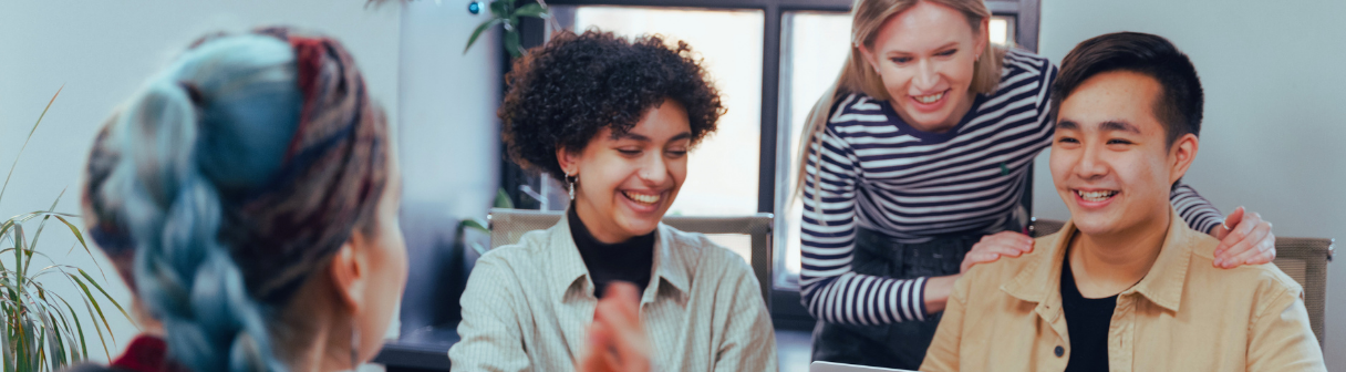 笑顔で話し合う4人の男女