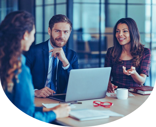 笑顔で話し合う3人の男女