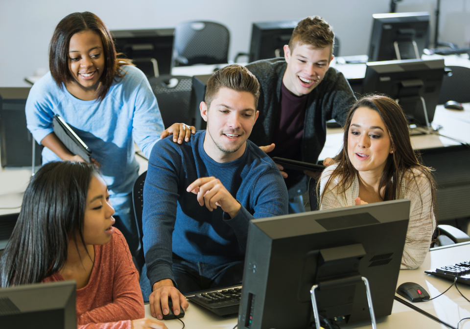 PCの周りに集まる多国籍の仲間たち