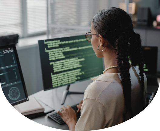 PCでコードを書く女性