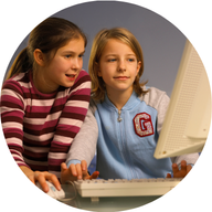 PCを見つめる少女