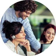 笑顔で話し合う3人の男女