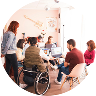 障がいを持つ男性が生き生きと働く様子