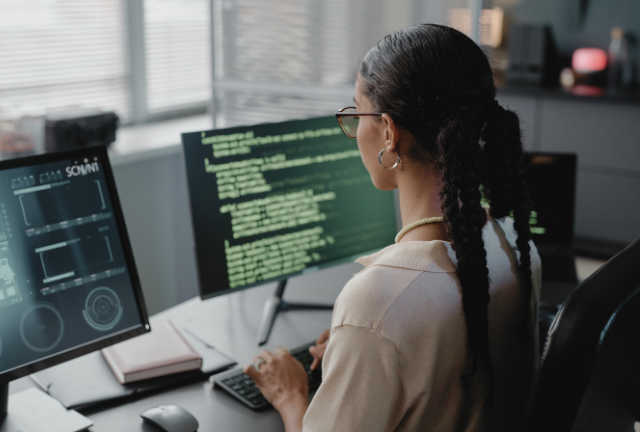 PCでコードを書く女性