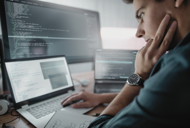 PCで学習する男性